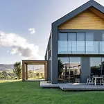 Seacliff House 10 Bedrooms With Ocean & Dairy Country Views