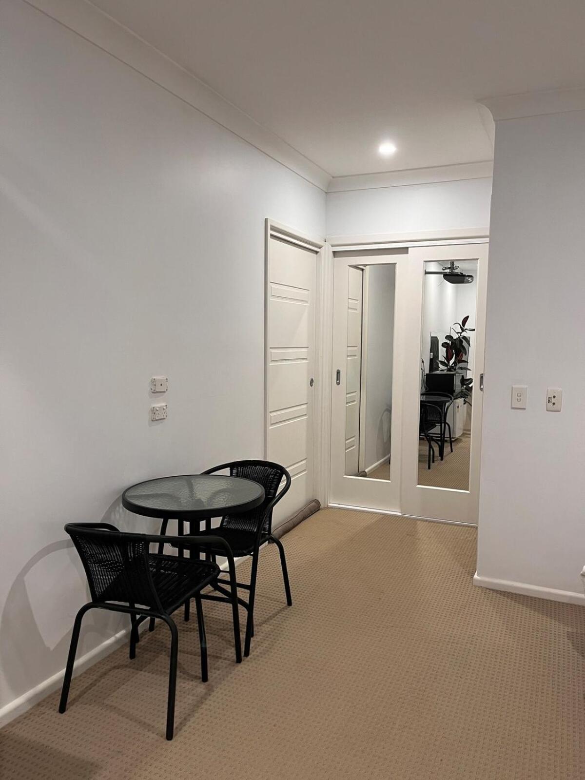 Cozy With Private Entrance & Ensuite Guest house